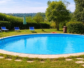 Piscina panoramica con vista sulle colline toscane